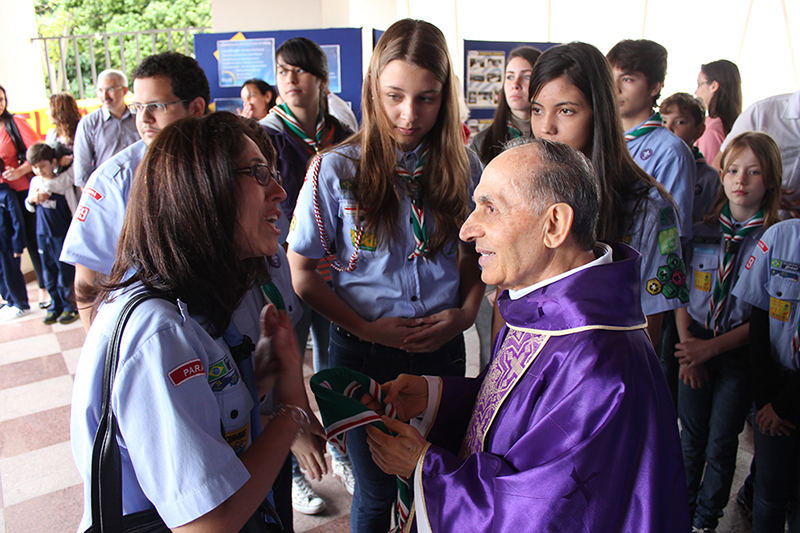 Padre Erittu con alcuni parrocchiani