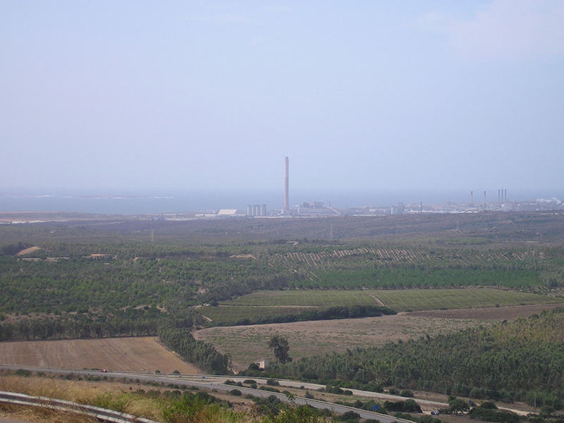 Panorama delle industrie di Portovesme da Monte Sirai, nelle vicinanze di Carbonia - Foto: Alex10 da Wikipedia