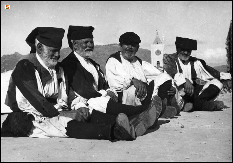 Pastori di Oliena - Autore: Pirari Piero - Foto da sardegnadigitallibrary.it