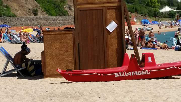Cala Gonone, estate 2015 - Bagnini all'ombra della torretta - Foto tratta da facebook: Alessandra Mazzella