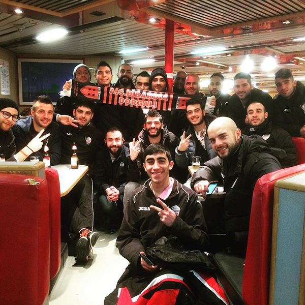 Dirigenti e squadra rosanero in traghetto al rientro da La Maddalena a Palau, 31 gennaio 2016